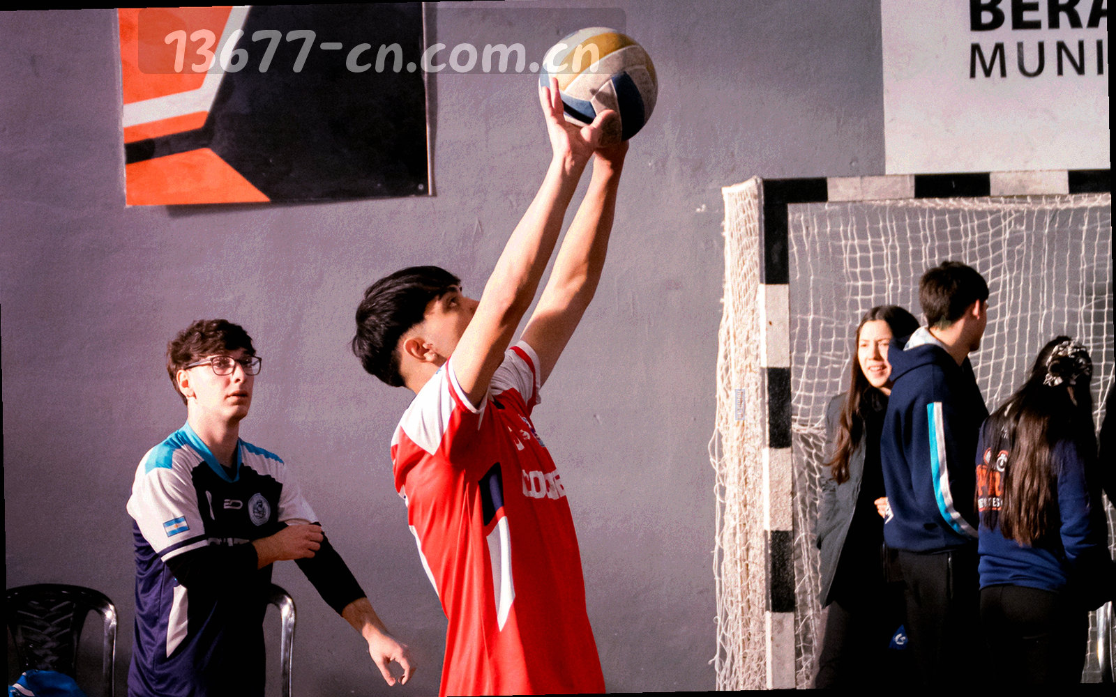 手机与桌面屏并排的界面截图拼贴，同一条目在两个版本下的位置用暖金框标出